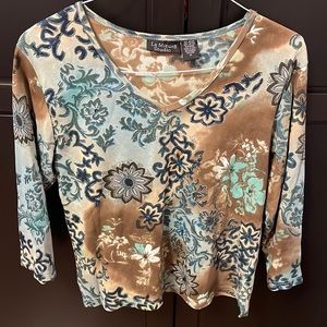 NEW Womens 3/4 sleeve v neck top. Size M Le Mieux Studio brand. Multi colour